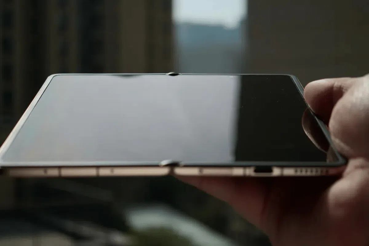 Honor Magic V6 Crease-less Display Shown by Executive