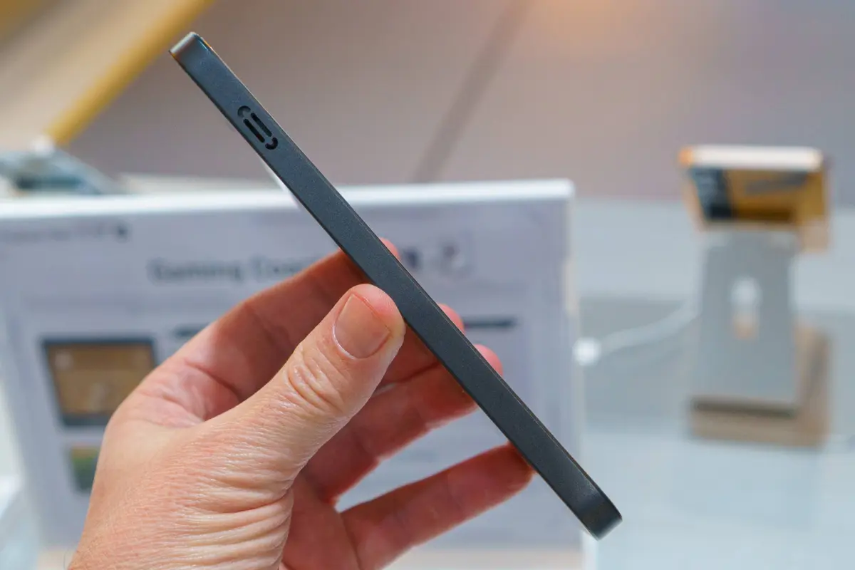 Flat design with a 6,210mAh battery inside