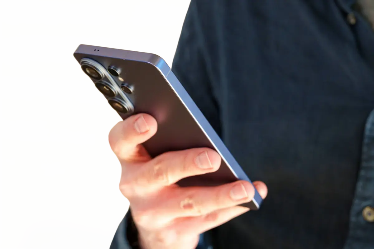 Samsung Adds Satellite-Ready Apps List in Phone Settings